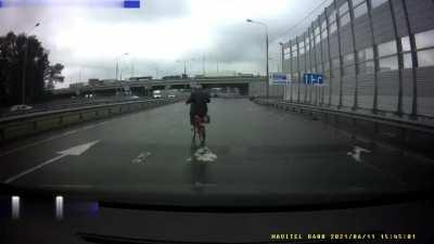 Idiot on a bike causes cammer to be rear-ended.