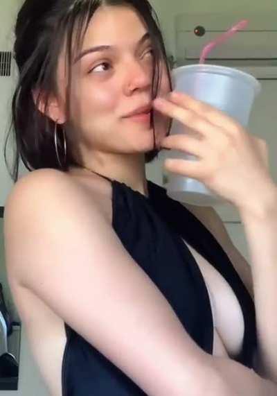 Que buenas tetas tiene 🤤🔥