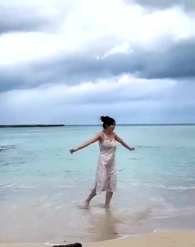 Kwon Eunbi at the beach 