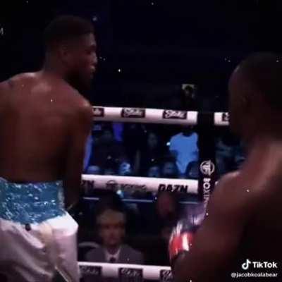Deji probably has the best head movement in the influencer boxing scene (credit to this guy on tiktok for the sick edit)