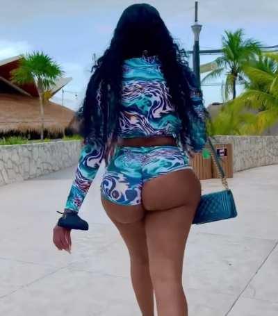 OMG Her ass is UNDEFEATED 🙆🏾‍♂️😩😭😍🍑