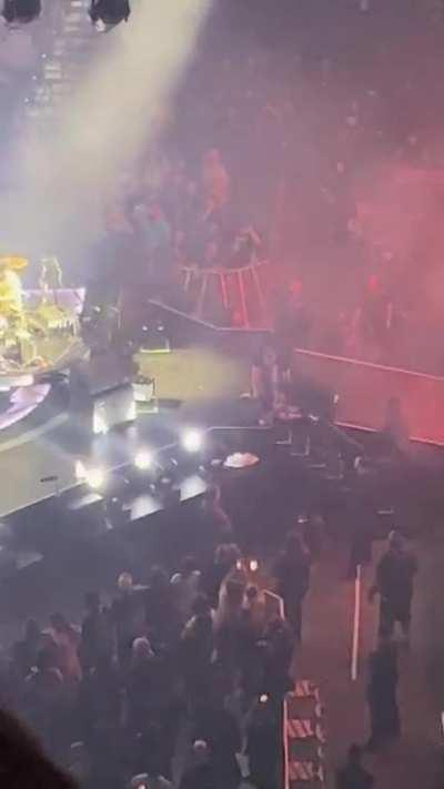 Fan rushes stage during Tampa finale, gets thrown off steps *Epilepsy Warning