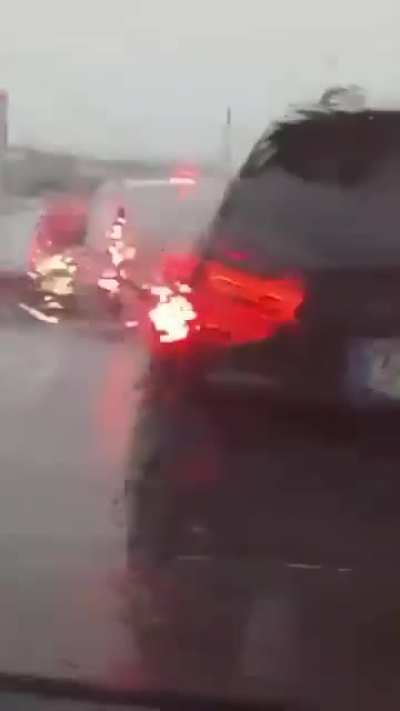 Elisabet Gil, de 38 años, grabó esto con su móvil  antes de morir ahogada en la barrancada con su madre: eran para su jefe porque llegaba tarde. Aún sigue desaparecida.

Lo más triste es que un trabajador tuviese que justificar su ausencia por la DANA.