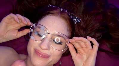 she loves cleaning glasses with her tongue👅