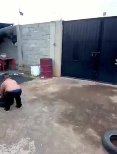 Por lo menos está haciendo ejercicio