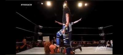 Indi Hartwell pose over vickie