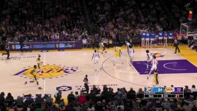 [Highlight] LeBron knocks down the triple for 25 points