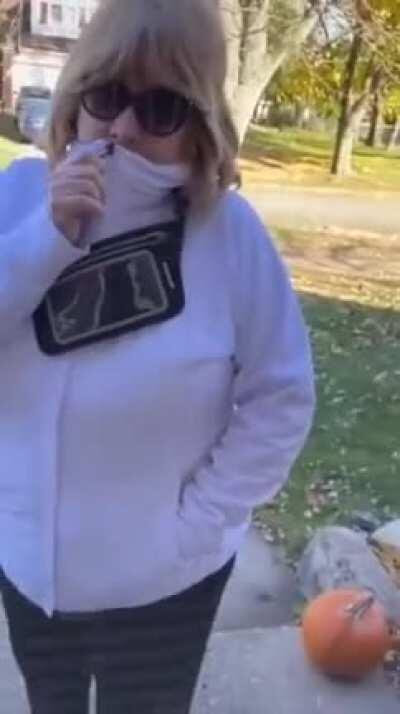 Neighbors united against boomer karen