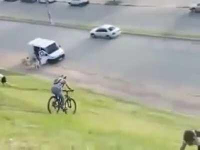 Good Samaritan stops cyclist from hitting a parked car
