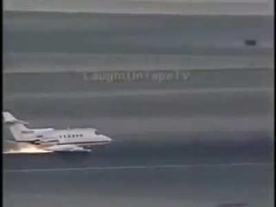 Pilot with nerves of steel lands jet with no landing gear. The burst of flames on the wings at the end is terrifying.