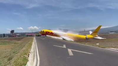 Boeing 757 DHL Cargo crashes at San Jose International Airport in Costa Rica