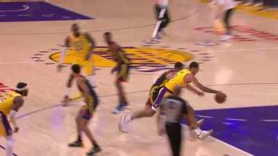 [Highlight] LeBron threads the needle to Kuzma