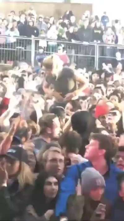 fan flashes juice in concert😂