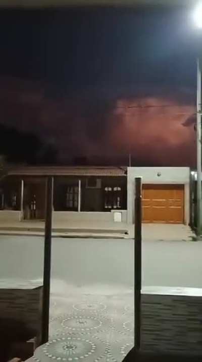Vecina de Dean Funes, Córdoba, captó un objeto extraño saliendo de las nubes y elevándose al cielo