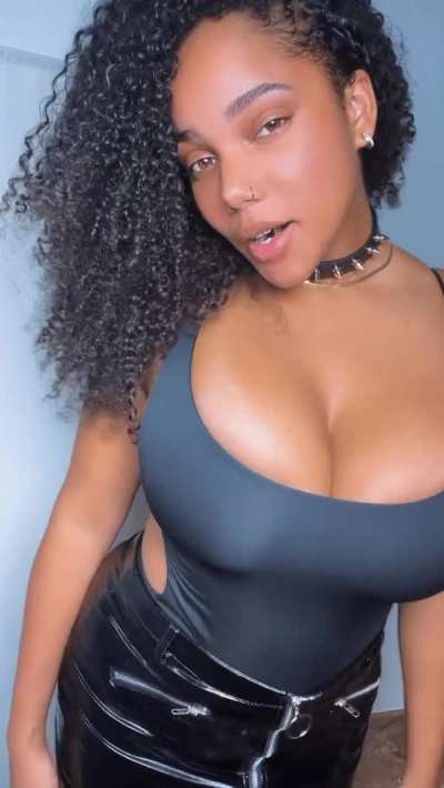 Cum and be kinky with me on my OnlyFans. It's FREE! 🥰 (links in comments below)