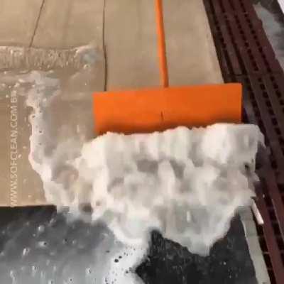 The way this water is pushed out this carpet
