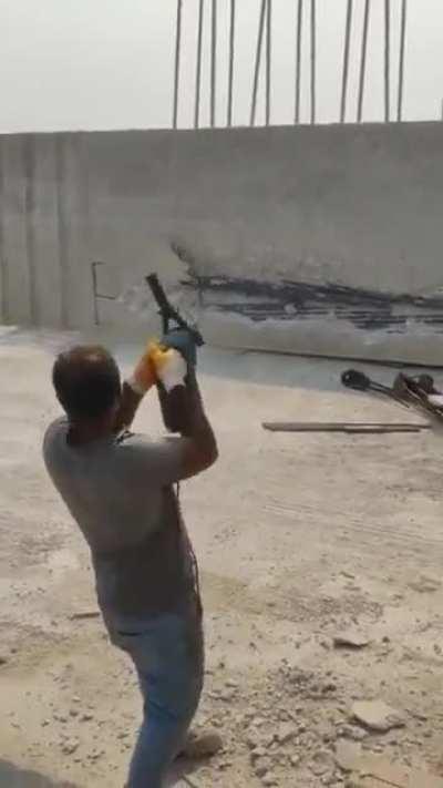 Nada como furar uma parede convencional.