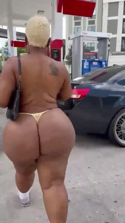 In public flash wit a whole lotta ass 🥺🥺