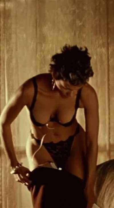 So happy Halle Berry has kept up with this body today (Swordfish)