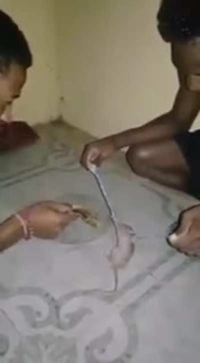 VIDEO INEDITO T0RTUR4 A JUGADOR DE FRI FAYER