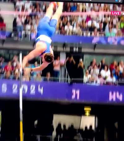 Le sauteur à la perche français Anthony Ammirati disqualifié pour avoir renversé la barre à coup de pénis.