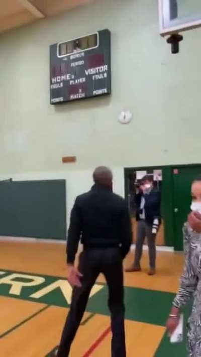 Obama casually sinks a 3-pointer
