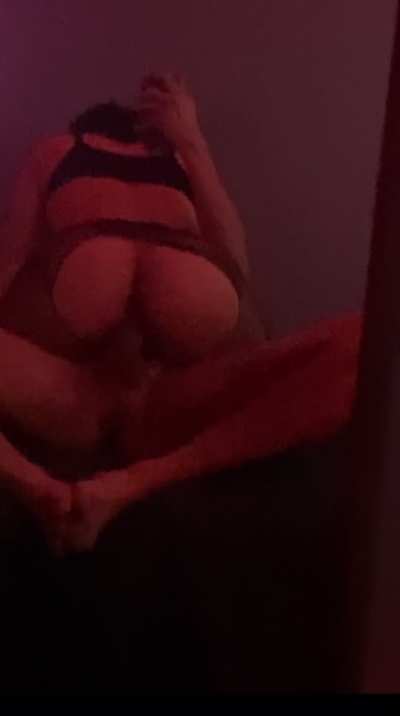 Red lights make me hornier 