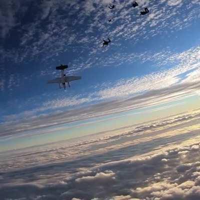 Plane stalls, almost crashes into skydivers