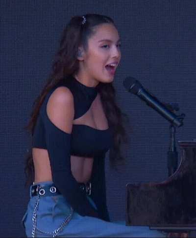 Olivia Rodrigo's jiggling boobs