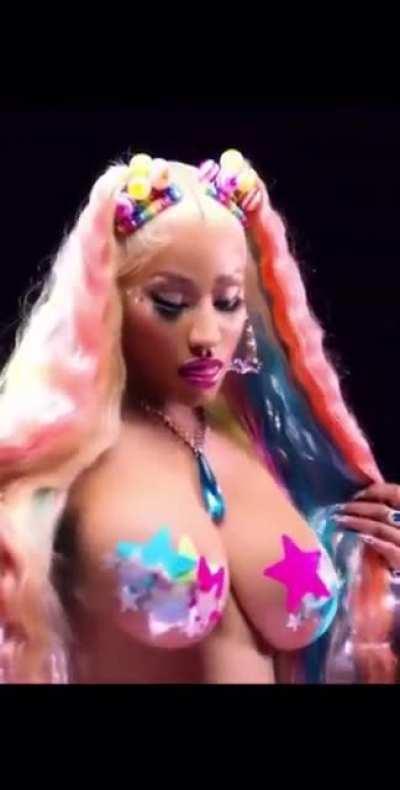 Nicki Minaj bouncing her big juicy sexy tits in our face🍭