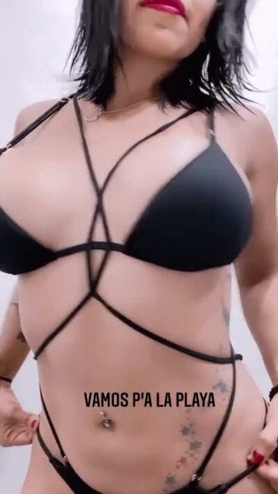 Luna Bella en bikini