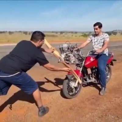 Não gasta a relação da moto, e retrovisores saem triturados prontos pra reciclar