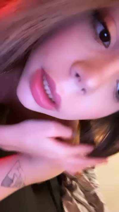 Twerking my cute ass. Now can you fuck me please? 🙈