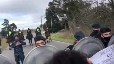 Tandil repudia la presencia del gobernador Kicillof , enfrenta a la sociedad y la policía desoyendo los reclamos de los vecinos Bonaerenses. El Gobernador cobarde grita la gente
