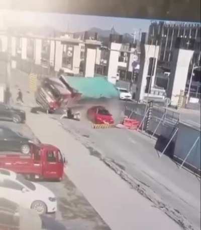 Тут же и присыпали