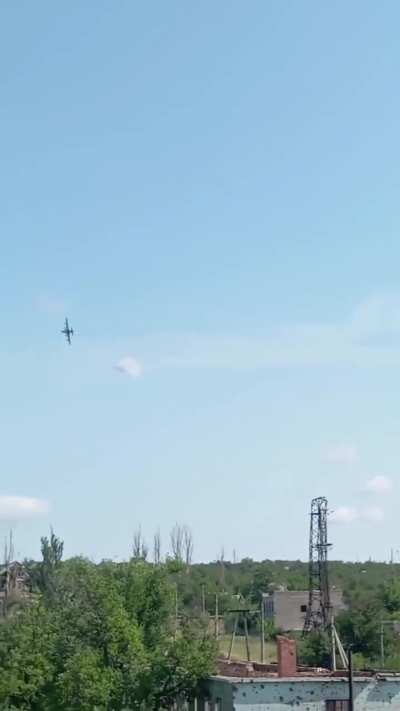 Longer video of the Russian Su-25 being shot down near Soledar today (eastern Ukraine)