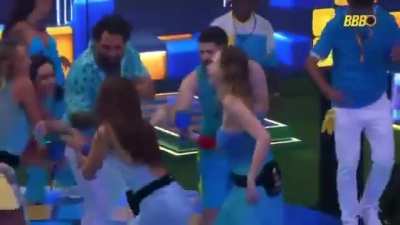 Enquanto toca Sequência da Feiticeira na festa do BBB, Ana Paula dança com Anitta e dedica a música pra Pedro: 