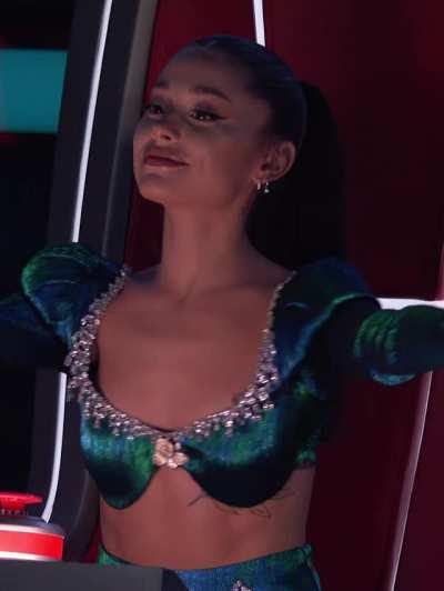 This simple GIF of Ariana Grande made me shoot a load in my pants