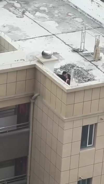 太饥渴了，水泥板太硬啊