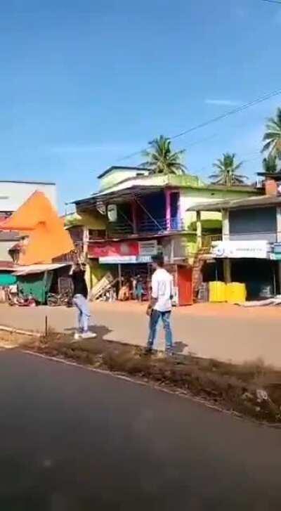 Sher akela aata hai. [Kerala]