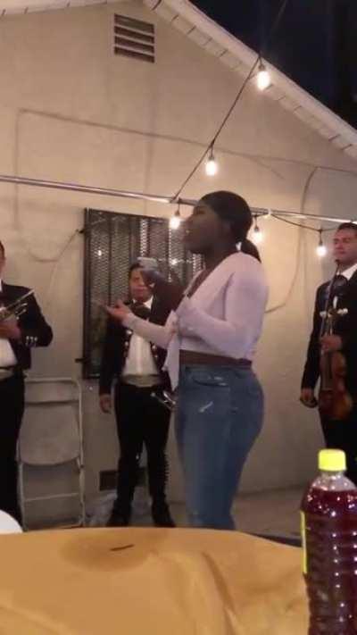 Aunque fue adoptada ¡está afroamericana es Mexicana!