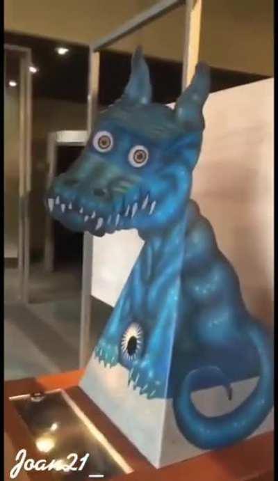 The way this dragon's head turns.