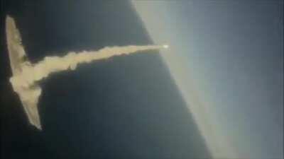 🇺🇲In pursuit of Tomahawk. The F/A-18E Super Hornet fighter captures the launch of a cruise missile from aboard an American cruiser.