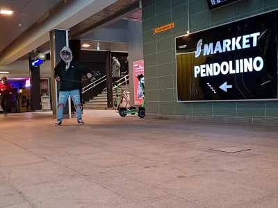 Diabolo session in a railway station
