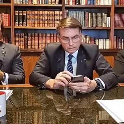 Bolsonaro levando um susto ao ver que Carmem Lucia mandou Arhur Lira explicar por qual motivo não abriu o impeachment do Bolsonaro .gif