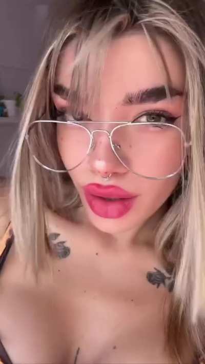 Dime tu edad, y si crees que soy suficiente para ti esta Navidad, te enviaré unos nudes dulces