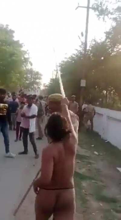 Naked Indian Woman opens assault on Indian Police. 🚨☠️
