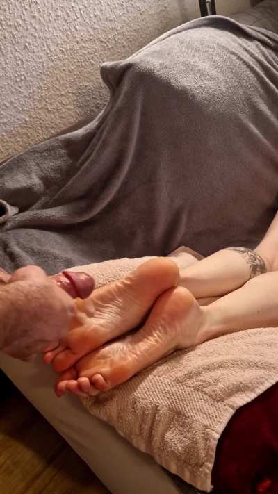 Just coverd my girlfriends pretty feet in cum 