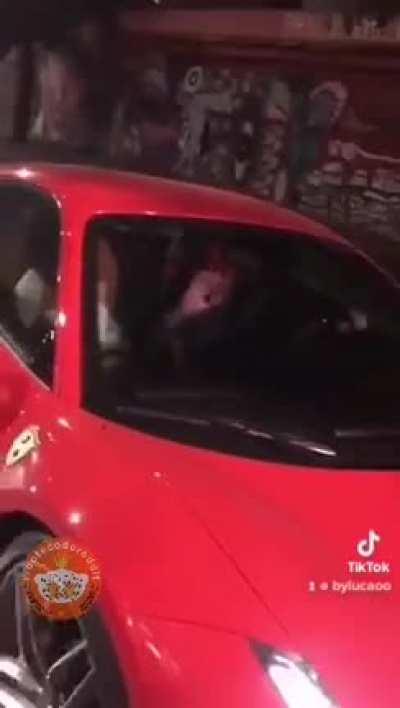 Ué, é pra isso que Ferrari serve