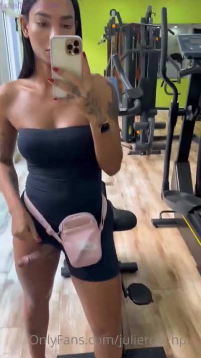 Big Dick Ts shows off in gym